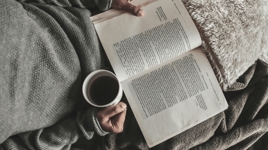 Dzień wolny spędzony z herbatą i książką w łóżku